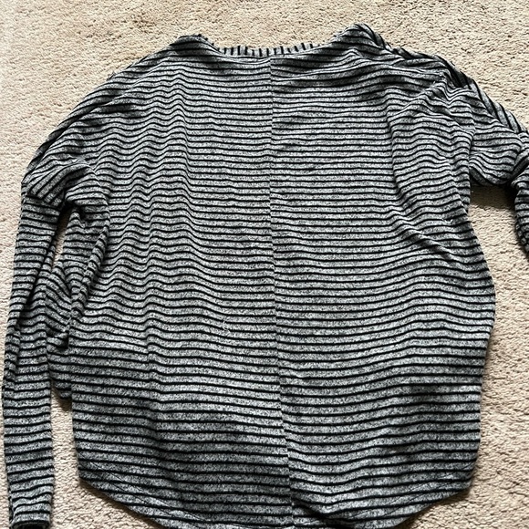 🌸 RUE 21 BLACK AND GRAY STRIPED BUTTON DOWN CARDIGAN SIZE S - Picture 4 of 5